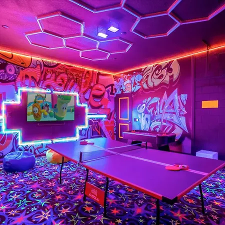 Upstay - Mansion W Pool Cinema Games Sleeps 26